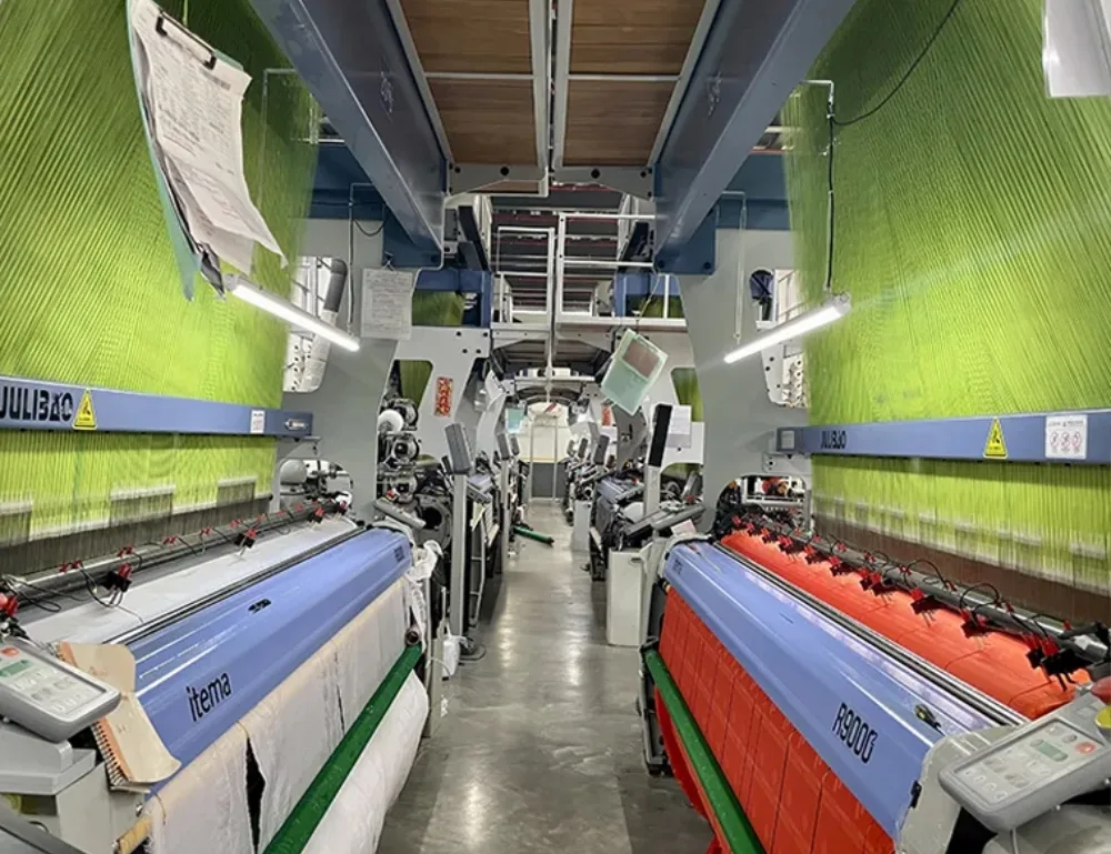 Advanced weaving techniques ensuring fabric quality and density.